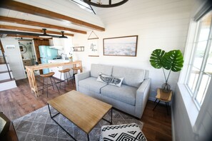 Ferienhaus | Wohnbereich | 36-Zoll-Smart-TV mit Digitalempfang, Fernseher, Hulu