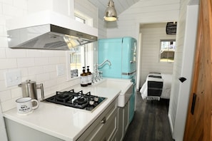 Cottage | Bếp riêng | Bếp nấu, ấm điện, lò nướng bánh mì, dụng cụ nấu nướng/bát dĩa/dao nĩa 