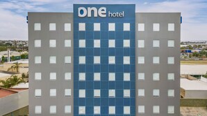 A modern hotel building with a prominent 'one hotel' sign. - One Irapuato (Irapuato)