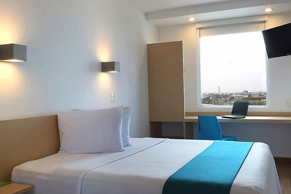 Superior-rum - 1 queensize-säng | Skrivbord, mörkläggningsgardiner, gratis barnsängar och gratis wi-fi