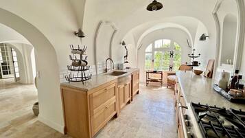 Réfrigérateur, four, plaque de cuisson, lave-vaisselle