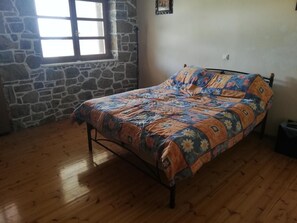3 bedrooms, iron/ironing board, internet, bed sheets