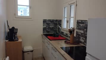 Appartement, en-suite badkamer | Privékeuken | Een kinderstoel, een eettafel