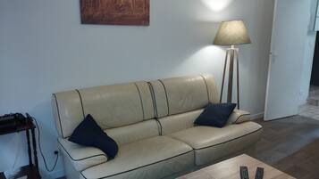 Apartment, Ensuite | Living area