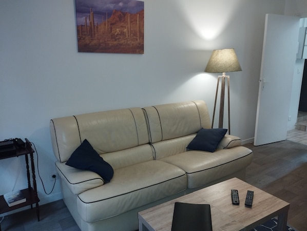 Apartment, Ensuite | Living area