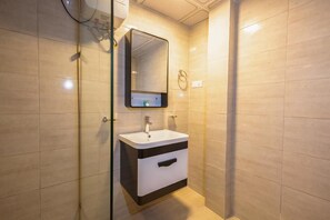 Douche, sèche-cheveux, serviettes fournies, shampoing