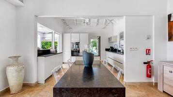 Stovetop, dishwasher, cookware/dishes/utensils