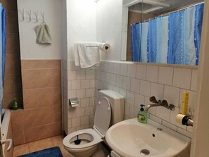 Zweibettzimmer | Badezimmer | Dusche, Handtücher, Seife, Toilettenpapier