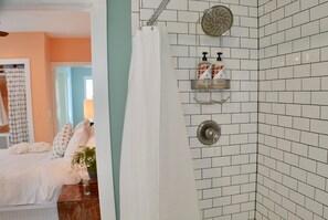 Shower, hair dryer, towels, soap - Suite Baby James (Frankfort)