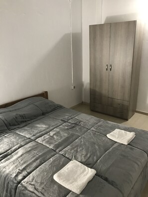 1 bedroom, bed sheets - Factory style residence (Ilion)