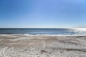 A beach with a clear sky and calm sea. - Fernandina Cottage w/ Deck + Direct Beach Access! (Fernandina Beach)
