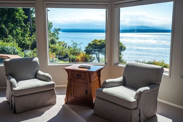 Living Room, swivel chairs.
