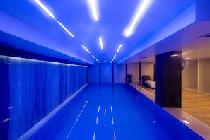 Piscine couverte, accès possible de 10 h 00 à 22 h 00, chaises longues