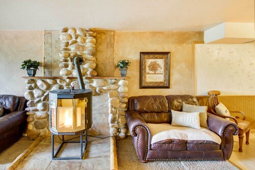Main Street Townhome - 12 Miles to Bear Lake!