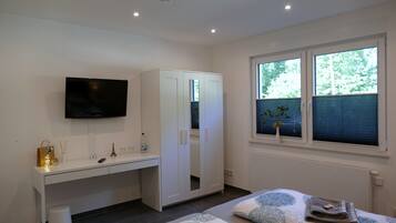 3 bedrooms, travel crib, free WiFi, bed sheets