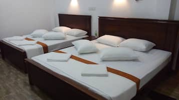 Habitación familiar | Caja de seguridad en la habitación, muebles diferentes y escritorio