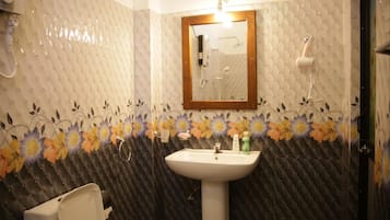 Shower, hydromassage showerhead, free toiletries, hair dryer