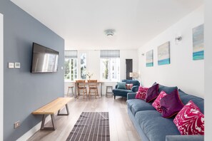 TV - One Bed Notting Hill Apartment (London)