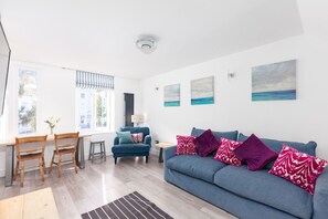 TV - One Bed Notting Hill Apartment (London)