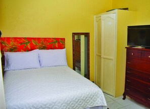 1 habitación, tabla de planchar con plancha, wifi y ropa de cama 