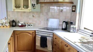 Classic Cottage, 2 Bedrooms | Soundproofing, iron/ironing board, free WiFi, bed sheets