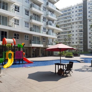 Outdoor pool - High Livin Apartment Pasteur (Cimahi)