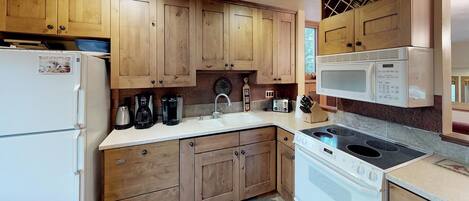 ثلاجة، فرن، موقد طهي مسطح، ماكينة لصنع القهوة/الشاي