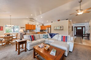 Een televisie, boeken en een stereo