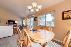 Dining - Spacious waterfront home with hot tub, large decks, kayaks, and beach access (Gig Harbor)