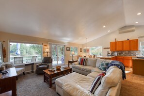 Een televisie, boeken en een stereo