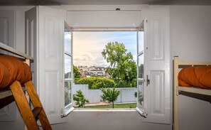 ستائر تعتيم وتجهيزات عازلة للصوت وواي فاي مجانًا وملاءات أسرّة