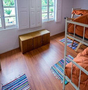 Blackout curtains, soundproofing, free WiFi, bed sheets - inBraga Hostel (Braga)