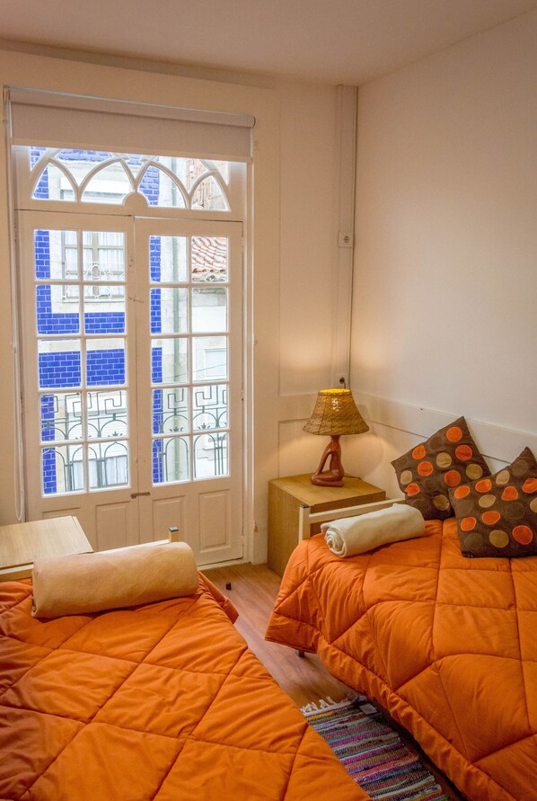 ستائر تعتيم وتجهيزات عازلة للصوت وواي فاي مجانًا وملاءات أسرّة