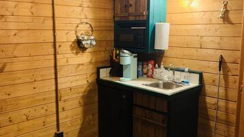 Refrigerador, microondas, cafetera y tetera y tostadora