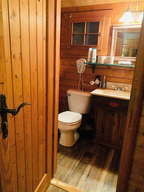 Doccia, asciugacapelli, asciugamani, sapone