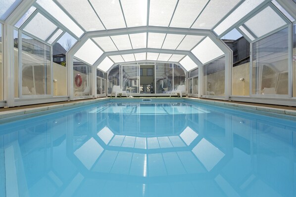 Indoor pool, open 10:00 AM to 7:00 PM, pool umbrellas, sun loungers - 731 Costa Cabral Metro Residence (Porto)