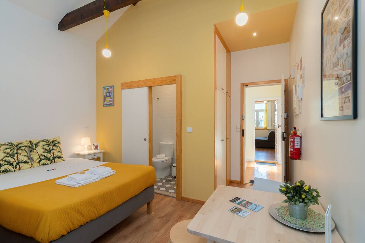 Estudio, vista a la ciudad (2nd Floor) | 1 habitación, ropa de cama hipoalergénica, edredón y escritorio