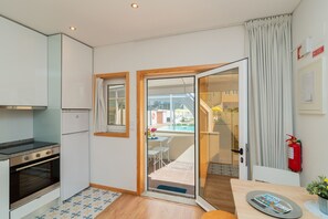 Exclusive House,1 Bedroom,Terrace, Pool Access | Private kitchen | Fridge, microwave, oven, stovetop - 731 Costa Cabral Metro Residence (Porto)