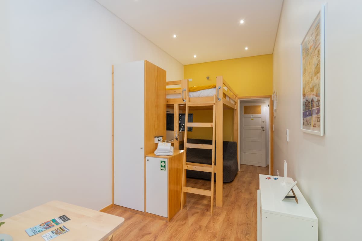 Estudio, vista a la alberca, planta baja | 1 habitación, ropa de cama hipoalergénica, edredón y escritorio