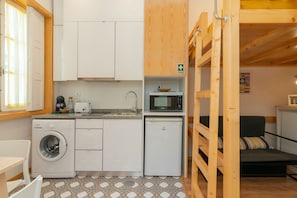 Loft, City View, Ground Floor | Private kitchen | Fridge, microwave, oven, stovetop - 731 Costa Cabral Metro Residence (Porto)