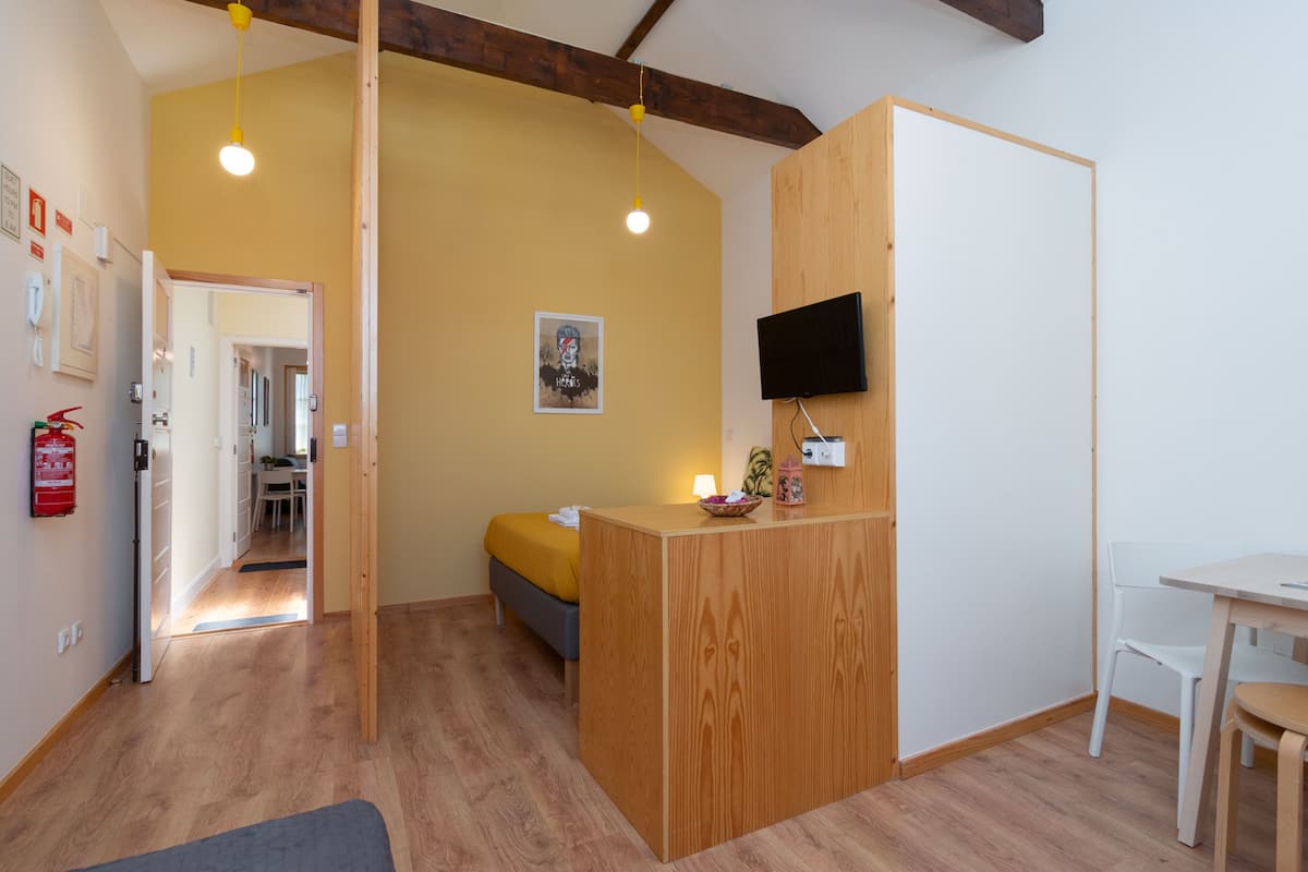 Estudio superior, vista a la alberca (2nd Floor) | 1 habitación, ropa de cama hipoalergénica, edredón y escritorio