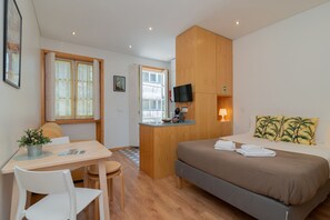 Studio, Balcony (1st Floor) | Hypo-allergenic bedding, down comforters, desk, iron/ironing board - 731 Costa Cabral Metro Residence (Porto)