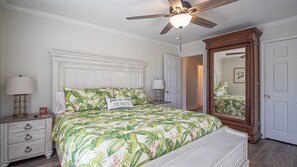 4 bedrooms, iron/ironing board, WiFi, bed sheets - You can have it all here! Great location close to the Beach, Olde Town, etc! (Bay St Louis)
