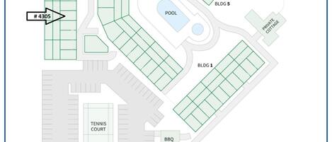 Un complexe hôtelier comprenant plusieurs bâtiments, une piscine, un court de tennis, un espace barbecue, un parking et un accès à la plage.