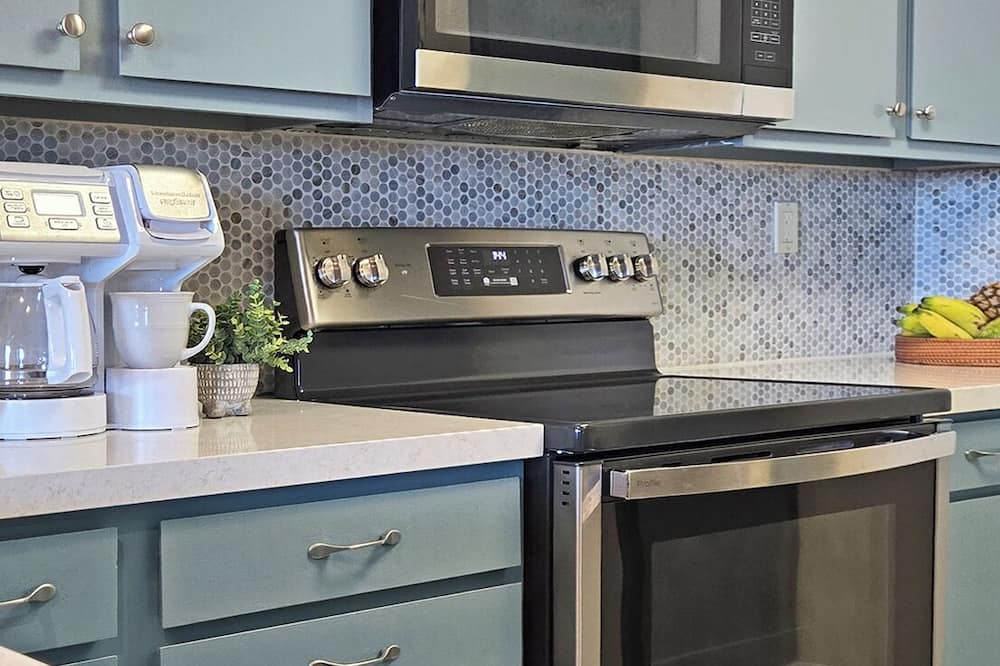 Coffee/tea maker, fridge, microwave, oven