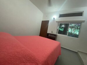 1 bedroom, iron/ironing board, WiFi, bed sheets - The most comfortable room and close to the sea (Centro)