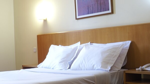 Chambre Standard double | Système d’insonorisation, accès au Wi-Fi (inclus), literie fournie