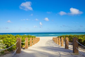 Am Strand, Liegestühle, Strandtücher