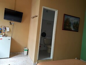 Buồng tắm vòi sen, khăn tắm, xà phòng, dầu gội 