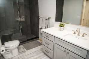 Hair dryer, towels, soap, shampoo - Modern, Secluded separate entrance getaway in Roxborough (Littleton)